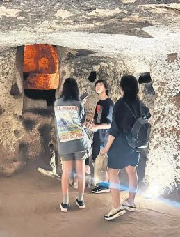 Sıcaktan bunalan mağaraya kaçıyor