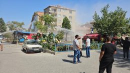 Sındırgı'da Deprem Nedeniyle Ağır Hasar Tutan Binalar Yıkılmaya Devam Ediyor
