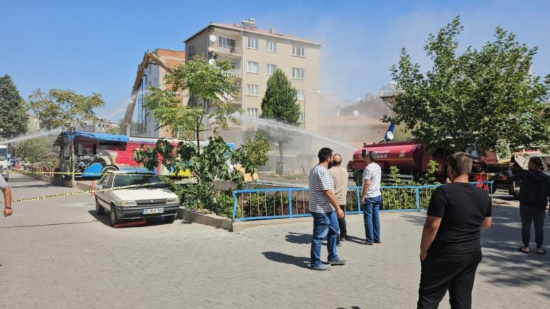 Sındırgı'da Deprem Nedeniyle Ağır Hasar Tutan Binalar Yıkılmaya Devam Ediyor