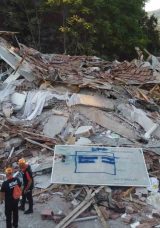 Sındırgı'da Deprem Sonrası &Ccedil;&ouml;ken Bina Havadan G&ouml;r&uuml;nt&uuml;lendi