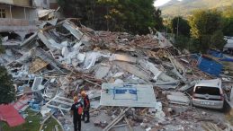 Sındırgı'da Deprem Sonrası Çöken Bina Havadan Görüntülendi