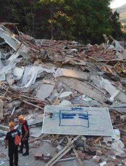 Sındırgı'da Deprem Sonrası Çöken Bina Havadan Görüntülendi