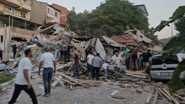 Son Dakika: Balıkesir'de 6.1 Şiddetinde Deprem, Bir Bina Yıkıldı