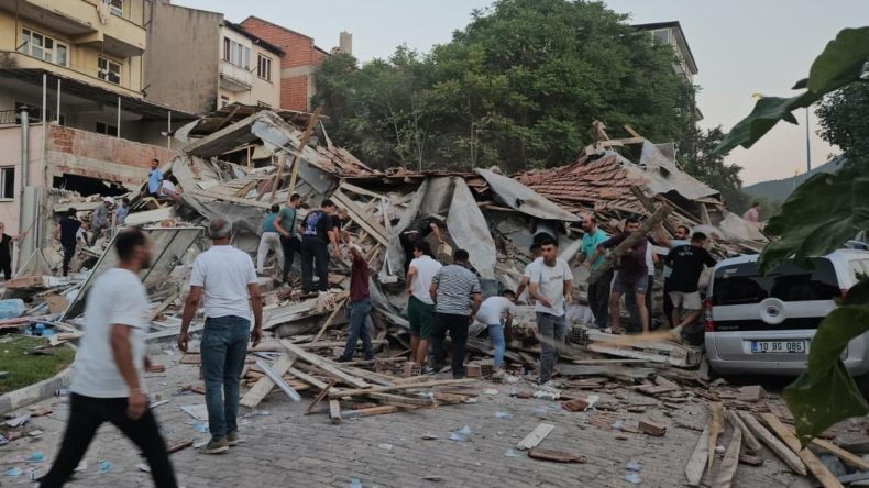 Son Dakika: Balıkesir'de 6.1 Şiddetinde Deprem, Bir Bina Yıkıldı