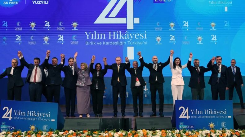 SON DAKİKA | Başkan Erdoğan rozetlerini taktı: AK Parti'ye yeni belediyeler katıldı