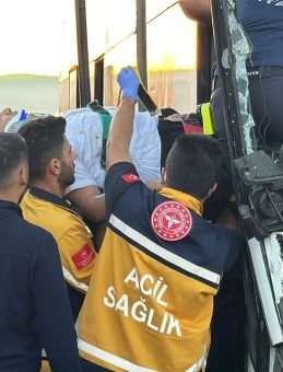 SON DAKİKA | Bolu Otoyolu'nda Korkunç Kaza! Yolcu Otobüsü Kamyona Çarptı: 1 Ölü, 10 Yaralı