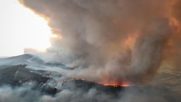 Son Dakika: &Ccedil;anakkale'de Yangınla M&uuml;cadele Devam Ediyor