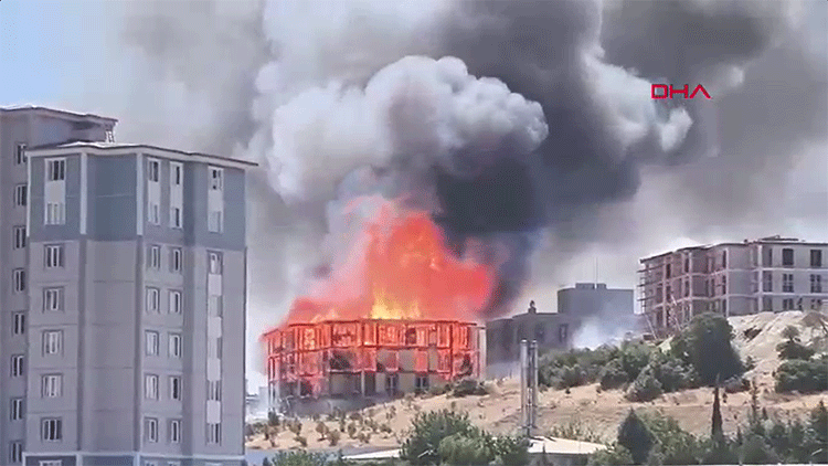 Son dakika… Kahramanmaraş'ta lojman inşaatında büyük yangın