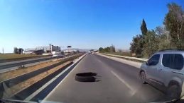 Sürücü Tepkisini Gösterdi… Karayolu Üzerine Atılan Kamyon Lastiği Kaza Yaratladı