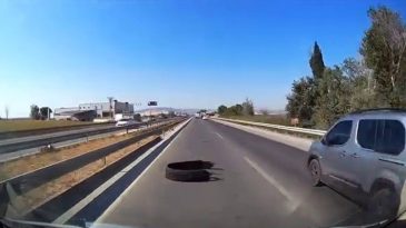S&uuml;r&uuml;c&uuml; Tepkisini G&ouml;sterdi… Karayolu &Uuml;zerine Atılan Kamyon Lastiği Kaza Yaratladı