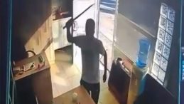 Taksi Durağında Kılıçlı Saldırı Anı Güvenlik Kamerasında