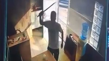 Taksi Durağında Kılı&ccedil;lı Saldırı Anı G&uuml;venlik Kamerasında
