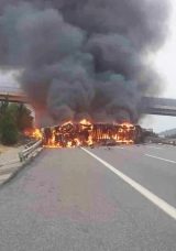 Tarsus'ta Elyaf Y&uuml;kl&uuml; Tır Yangın &Ccedil;ıkardı