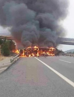 Tarsus'ta Elyaf Yüklü Tır Yangın Çıkardı