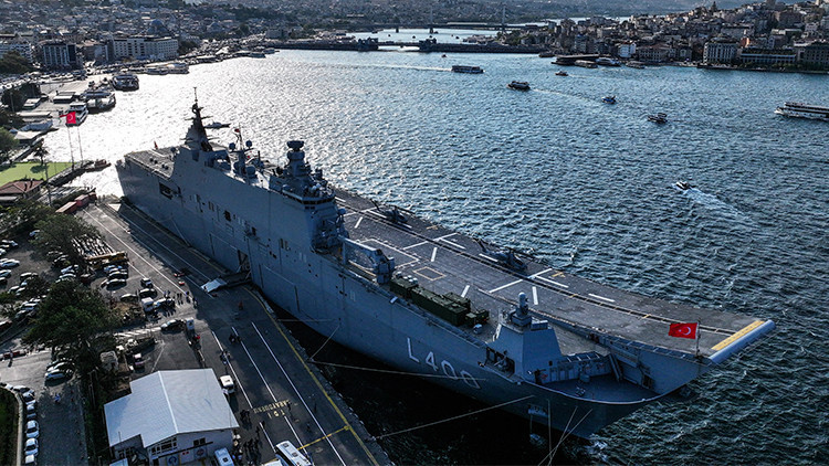 TCG Anadolu, İstanbul Boğazı'ndaki Geçiş Töreni İçin Sarayburnu'ndan Yola Çıktı