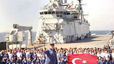 TCG Anadolu, Savarona ve 7 Gemiden: Boğaz&rsquo;a Zafer Selamı