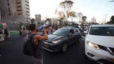 Tel Aviv'de Gerginlik! İsrailliler Sokaklarda, Otoyolu Kapatma Eylemi