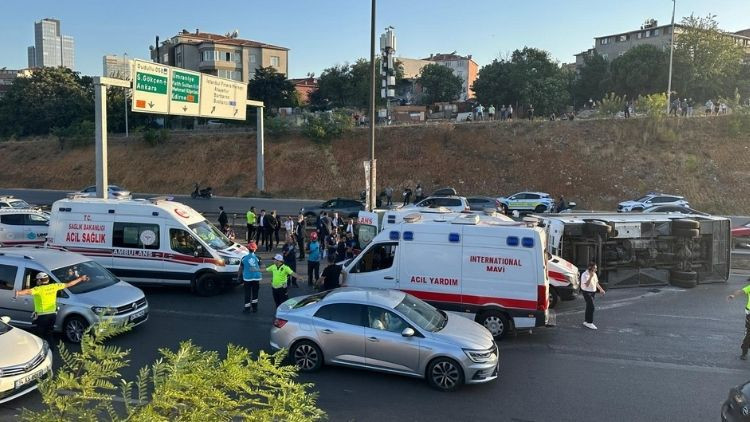 TEM Otoyolu'nda Servis Aracı Devrildi: Çok Sayıda Yaralı!