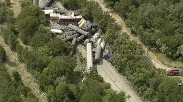 Texas&rsquo;ta Tren Kazası: 35 Vagon Raydan &Ccedil;ıktı