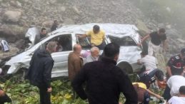 Trabzon'da Minib&uuml;s U&ccedil;uruma Yuvarlandı: 2 &Ouml;l&uuml;, 4 Yaralı