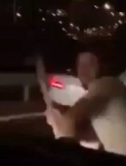 Trafik magandaları yine sahnede… Araçtan balta alıp saldırdı! Kadın engel olamadı