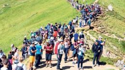 Turistlerden Bunalınca Dağlara Turnike Koydular