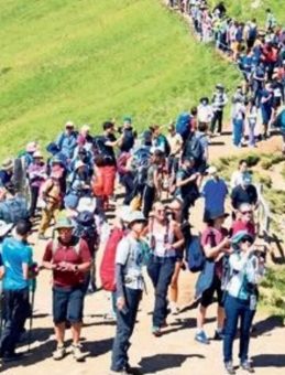 Turistlerden Bunalınca Dağlara Turnike Koydular