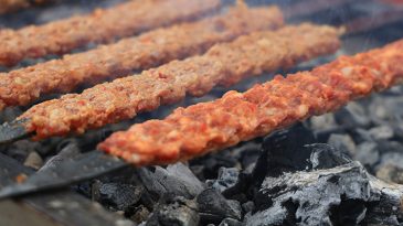 Tutsun Diye İ&ccedil;ine Koyuyorlar: Yediğin Kebap Bu Şekildeyse Ş&uuml;phelenin…