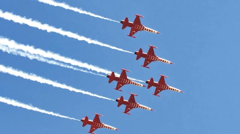 Türk Yıldızları İzleyenleri Büyüledi