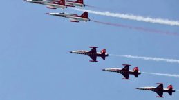 Türk Yıldızları, Şehit Pilot Tayfun Kureş Anısına Of Semalarında Gösteri Düzenledi