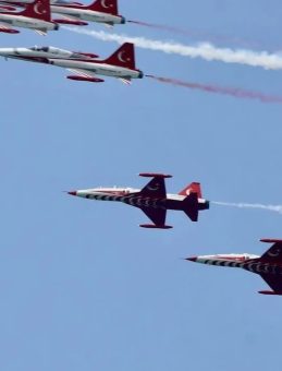 Türk Yıldızları, Şehit Pilot Tayfun Kureş Anısına Of Semalarında Gösteri Düzenledi
