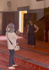 Van&rsquo;da Tarihi Camide Uygunsuz Kıyafetlerle Poz Verildi: O G&ouml;r&uuml;nt&uuml;ler Tepki &Ccedil;ekti!
