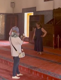 Van’da Tarihi Camide Uygunsuz Kıyafetlerle Poz Verildi: O Görüntüler Tepki Çekti!