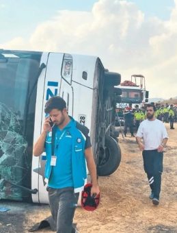 Viraja Hızla Giren Otobüs Devrildi: 4 Ölü, 26 Yaralı