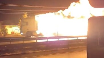 Yanan TIR, 8 kilometre boyunca alevler i&ccedil;inde ilerledi! Korku dolu anlar kamerada