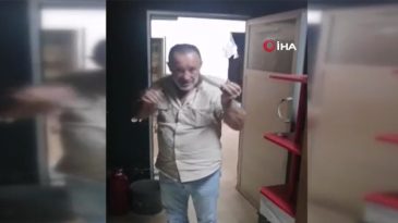 İş yerine giren 2 metrelik yılana Kanka diye hitap edip boynuna doladı