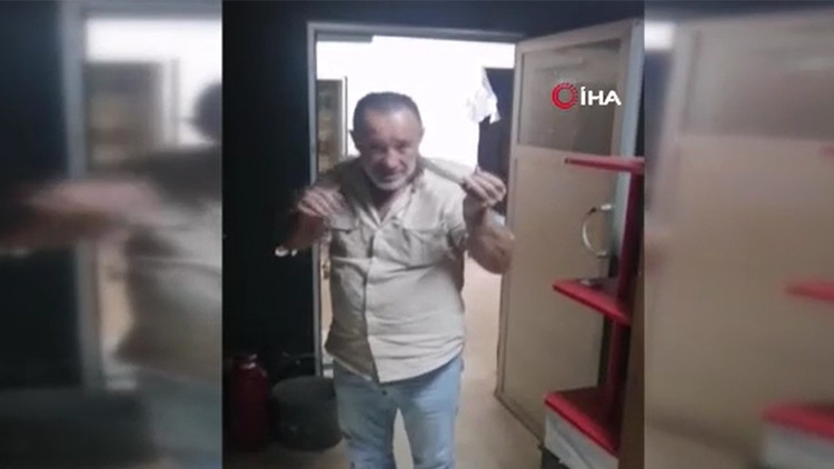 İş yerine giren 2 metrelik yılana Kanka diye hitap edip boynuna doladı