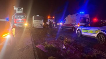 Yolcu Otobüsü Ağaçlara Çarptı