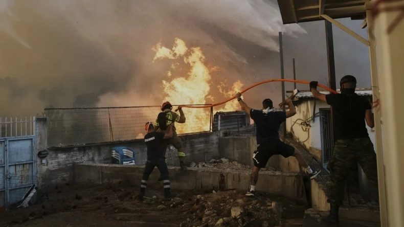 Yunanistan'da İtfaiye Ekipleri Zor Durumda: Son 4 Günde 242 Orman Yangını Patlak Verdi
