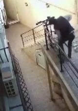 Zincirle Bağlı Skuter, Demir Kesme Makinesi ile 15 Saniyede &Ccedil;alındı