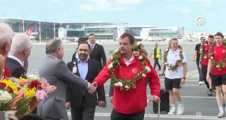 12 Dev Adam Yurda Döndü! Türk Bayrakları ve Çiçeklerle Karşılandılar