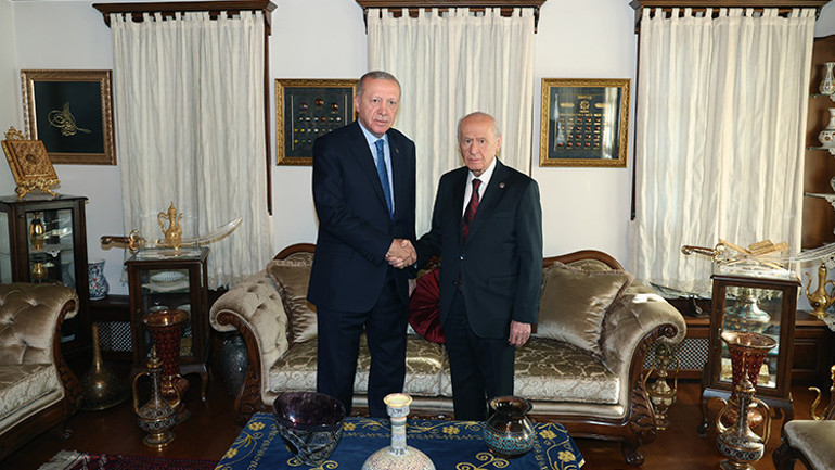 Cumhurbaşkanı Erdoğan ve Bahçeli tokalaşıp basın mensuplarına poz verdi