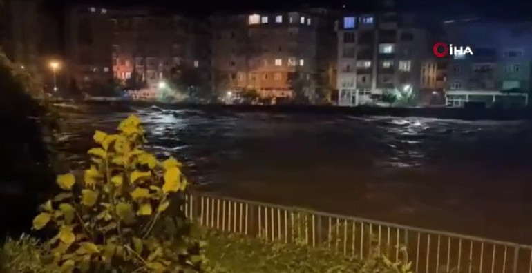 Rize Sel Manzarası
