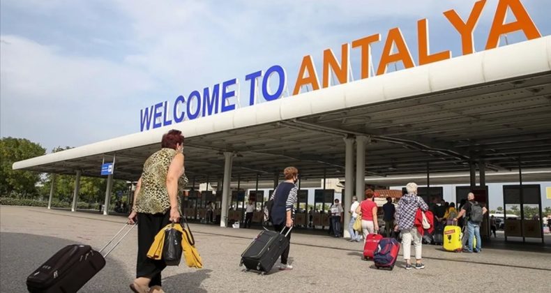 8 Ayda Antalya'ya 11,7 Milyon Turist Geldi