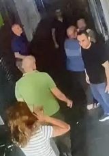 Adana&rsquo;da İki Erkek Bir Kadını Saldırıya Uğrattı: O Anlar G&uuml;venlik Kamerasında Yakalandı!