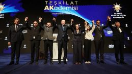 AK Parti'ye Katılımlar Devam Ediyor