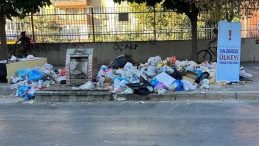 AK Parti’den İzmir'de Pankartlı Gönderme! Seçimde Oyunuzu Çöpe Atmayın!