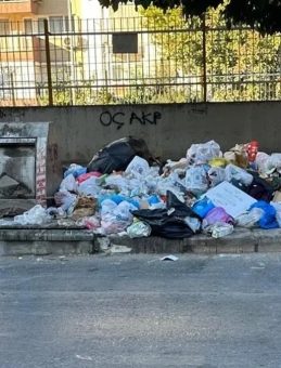 AK Parti’den İzmir'de Pankartlı Gönderme! Seçimde Oyunuzu Çöpe Atmayın!