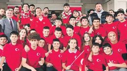 Alkışlar 12 Dev Adam’a