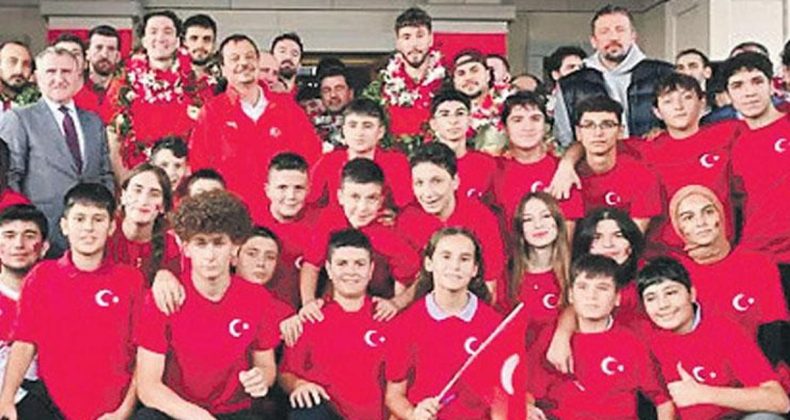 Alkışlar 12 Dev Adam’a